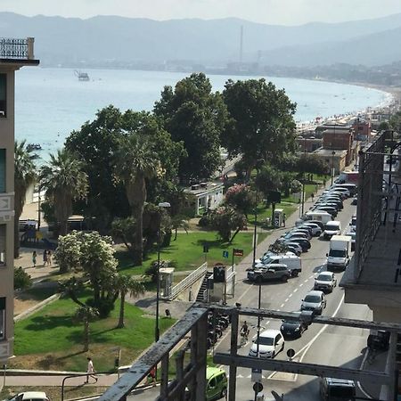 Appartamento Davanti Al Mare Savona Bagian luar foto